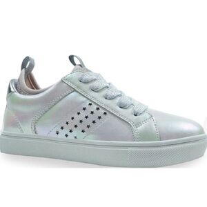 New Madden Girl Kids White Sneakers.Sz 2 Iridescent w/ silver trim  silver laces